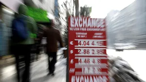 FOCUS: Cursul de schimb va fi stabil în următoarea lună, însă nu este exclus să scadă sub 4 lei/euro