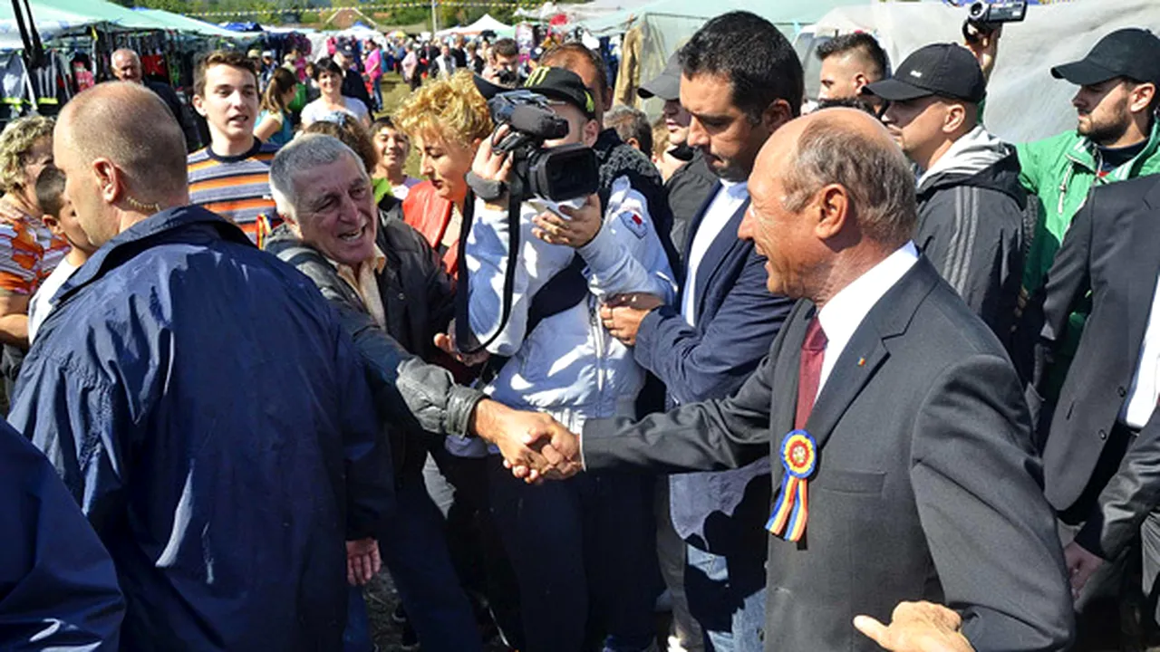 Preşedintele Traian Băsescu a spus la plecarea de la Ţebea că ar trebui să meargă la Roşia Montană