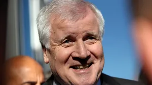 Ministrul german de Interne critică Uniunea Europeană: UE tratează cu superioritate discuţiile cu est-europenii privind relocarea imigranţilor