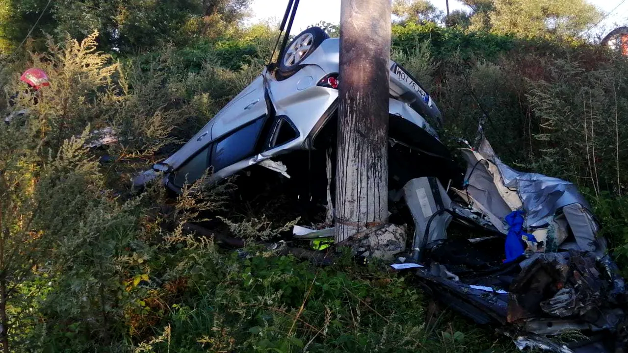 Moarte violentă. Un tânăr de 28 de ani a murit după ce s-a izbit cu maşina de un copac în Harghita