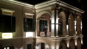 Moment inedit. Primarul din Sângeorgiu de Mureș a compus un colind bilingv de Crăciun / Momentul interpretării, din balconul Castelului Mariaffi | VIDEO