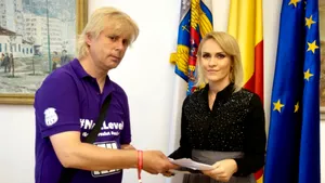 Gabriela Firea l-a primit în audienţă pe protestatarul „Ceauşescu” după ALTERCAŢIA din faţa sediului PSD | FOTO, VIDEO