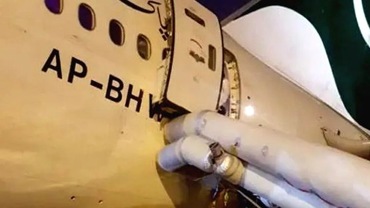 Un pasager confuz a creat haos la bordul unui avion: O femeie a lansat, din greşeală, toboganul de urgenţă, iar zeci de pasageri au fost evacuaţi