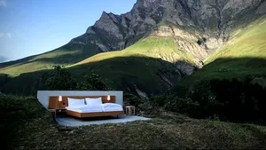 Hotel de ”zero stele”, în Elveţia, fără ziduri, cu un singur pat sub ”acoperişul” stelelor