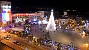 Încă un oraş din România a transformat un monument în brad de Crăciun