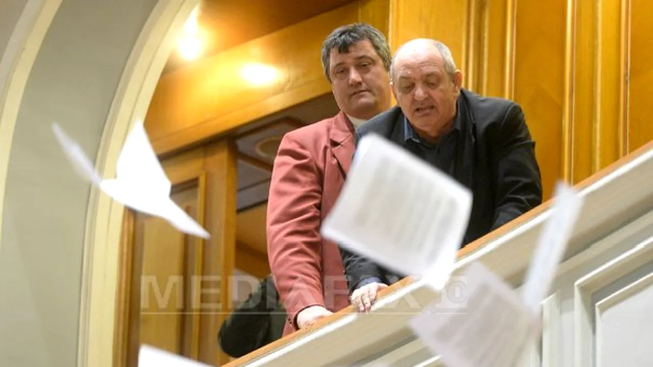 Şedinţa solemnă a Parlamentului, întreruptă de revoluţionari care au ameninţat că se aruncă de la balcon