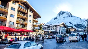 Tineri, inclusiv români, prinşi sfidând regulile pandemice într-o staţiune de top din Austria