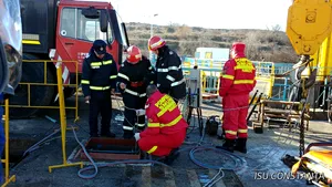 Intervenţie dificilă a pompierilor, după ce un bărbat de 44 de ani a căzut într-o gură de canal