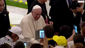 Mesajul special adresat de Papa Francisc în Catedrala din Iaşi, unde a sărutat pe frunte şi a binecuvântat mai mulţi copii bolnavi