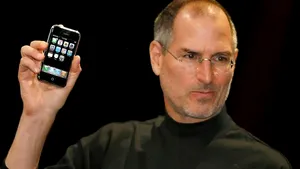 14 ani de la primul iPhone. Steve Jobs: Aici nu vorbim de 3 device-uri separate! Este un singur device! Şi îl numim iPhone! Astăzi, Apple va reinventa telefonul