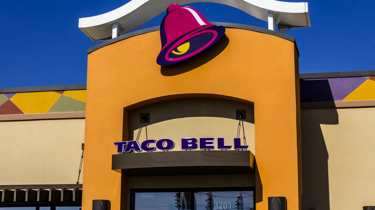 Gigantul american Taco Bell intră de astăzi pe piaţa din România şi deschide primul restaurant. Anual, românii consumă circa 2 miliarde lei pe mâncare de tip fast-food