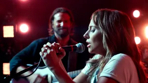 Lady Gaga şi Bradley Cooper continuă să alimenteze zvonurile despre o posibilă relaţie. Cei doi ar putea cânta împreună la festivalul Glastonbury 