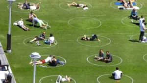 VIDEO În SUA, oamenii stau în cerculeţe în parcuri. Cum arată, prin contrast, MAREA RELAXARE din Europa