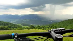 Fenomen meteo extrem: Tornadă fotografiată lângă Alba Iulia