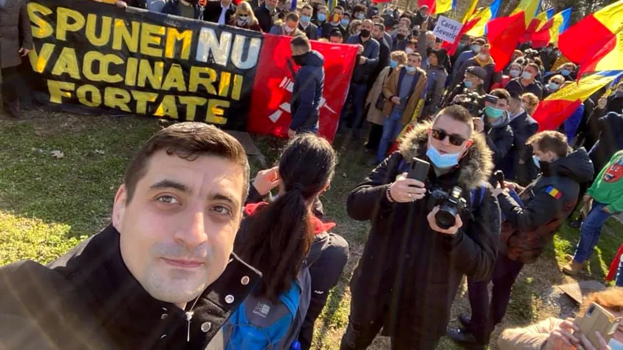 FOTO Protest în centrul Capitalei fără respectarea regulilor de siguranţă. Liderii AUR, între manifestanţi