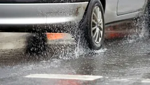 Plouă torenţial pe Autostrada A3 Bucureşti - Ploieşti: pericol de acvaplanare