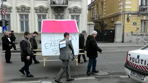 250 de oameni, la un marş de susţinere a legii dării în plată - GALERIE FOTO 