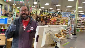 Măştile de protecţie, o barieră în calea comunicării. Soluţia inedită găsită de un angajat model, cu deficienţă de auz | FOTO