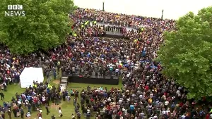 VIDEO Sute de persoane s-au adunat în Field Park, din vecinătatea primăriei din Londra, pentru a omagia victimele atacului