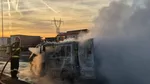 Incendiu lângă o benzinărie de pe A1. O dubă a luat foc