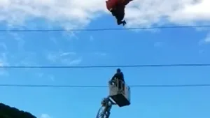VIDEO Firele de curent au stat în calea unui parapantist, în Hunedoara. Bărbatul a rămas suspendat la 20 de metri înălţime