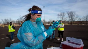 Vaccinuri făcute pe pile. 2 cazuri grave: vedete vaccinate şi doze ale bătrânilor, folosite de prietenii medicilor 