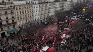 Zeci de protestatari, reţinuţi în Franţa după confruntări cu forţele de ordine / Macron cere evitarea violenţelor