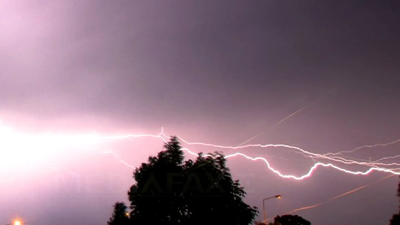 PROGNOZA METEO: Averse, descărcări electrice şi intensificări ale vântului. Cum va fi vremea miercuri şi joi