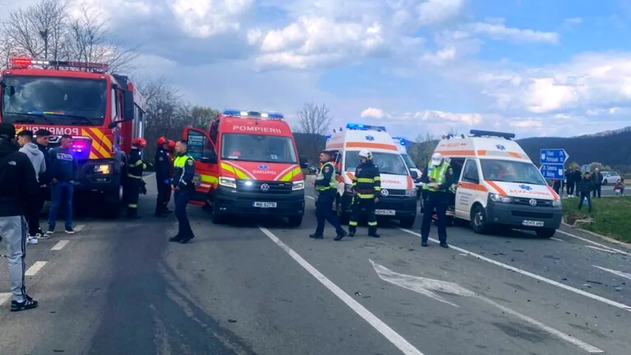 Un bărbat a murit și patru tineri au fost răniți într-un accident produs în Hunedoara