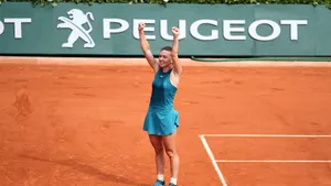 REACŢIA de bucurie a campioanei Simona Halep, după ce a câştigat trofeul la Roland Garros: 