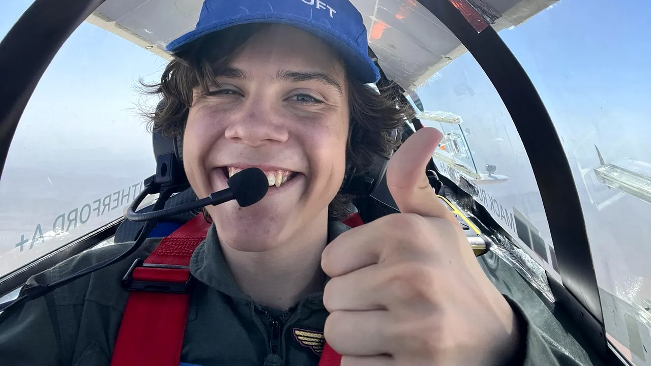 Un adolescent britanico-belgian devine cel mai tânăr pilot care a zburat în jurul lumii de unul singur