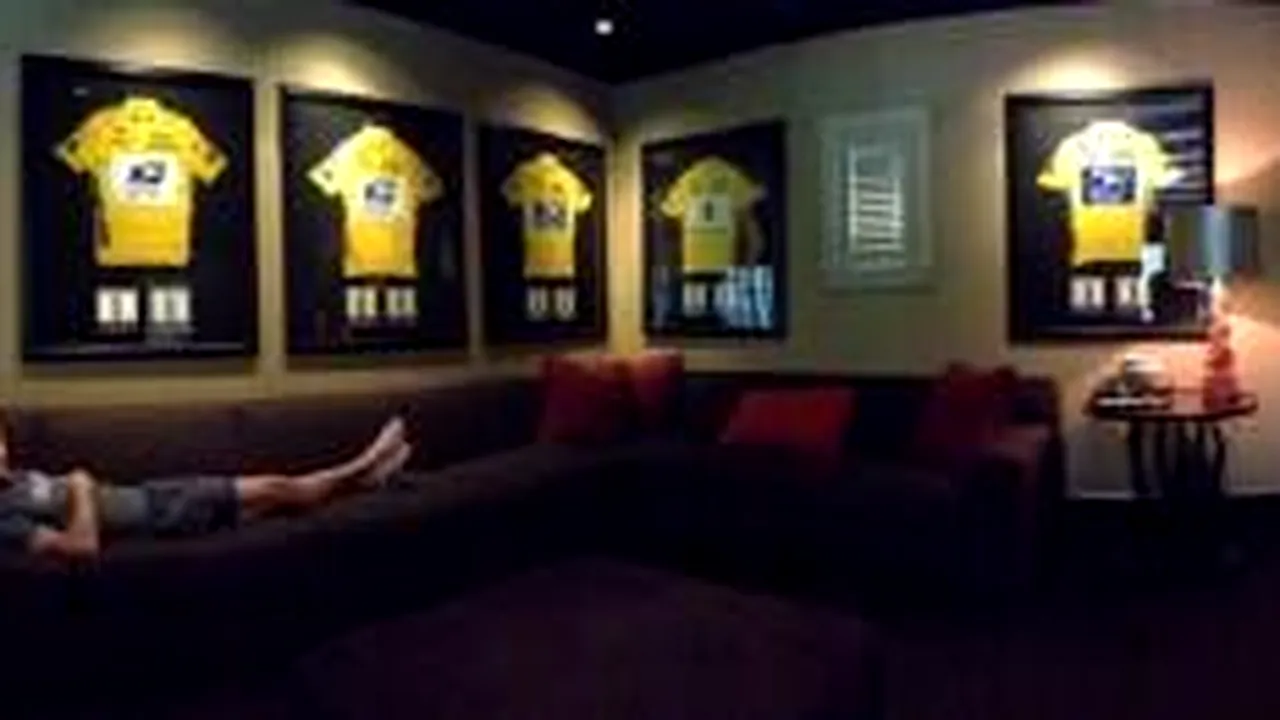 Gest controversat al lui Lance Armstrong: IMAGINEA în care sportivul e alături de cele 7 tricouri galbene din Turul Franţei