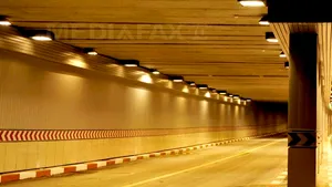 Un TIR a rămas blocat în Pasajul Unirii, din Capitală. Traficul este deviat