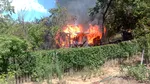 O cabană din lemn a ars complet în Hunedoara. Pompierii au mers un kilometru pe jos pentru a stinge incendiul