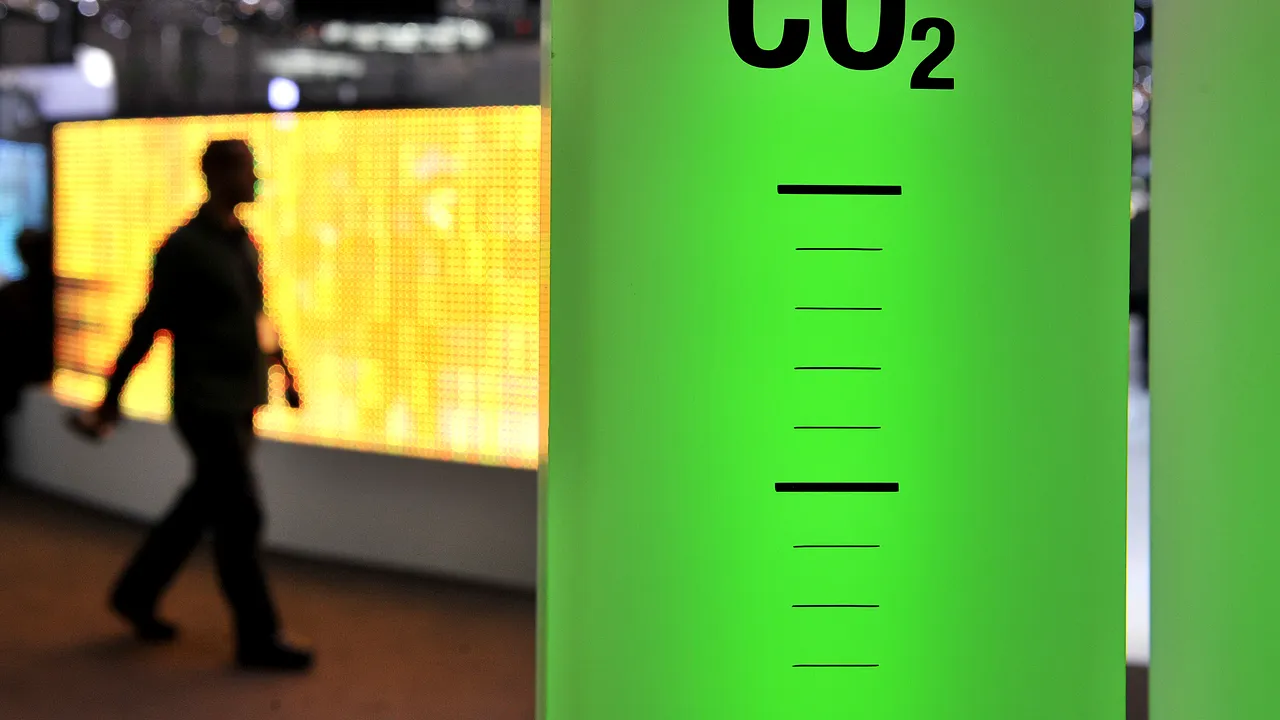 Greenpeace: Maşinile prezentate la Salonul Auto de la Geneva dăunează mediului