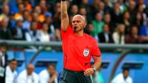 Arbitrul Tom Ovrebo, ameninţat cu moartea, a fost scos pe ascuns din Anglia