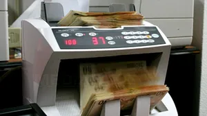 Leul s-a depreciat - 4,2669 lei/euro