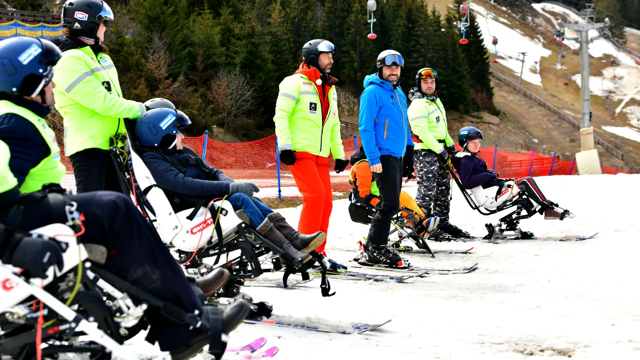 Heliski fără limite. Pesoanele cu dizabilităţi din echipa Caiac SMile au făcut imposibilul, posibil la Muntele Mic