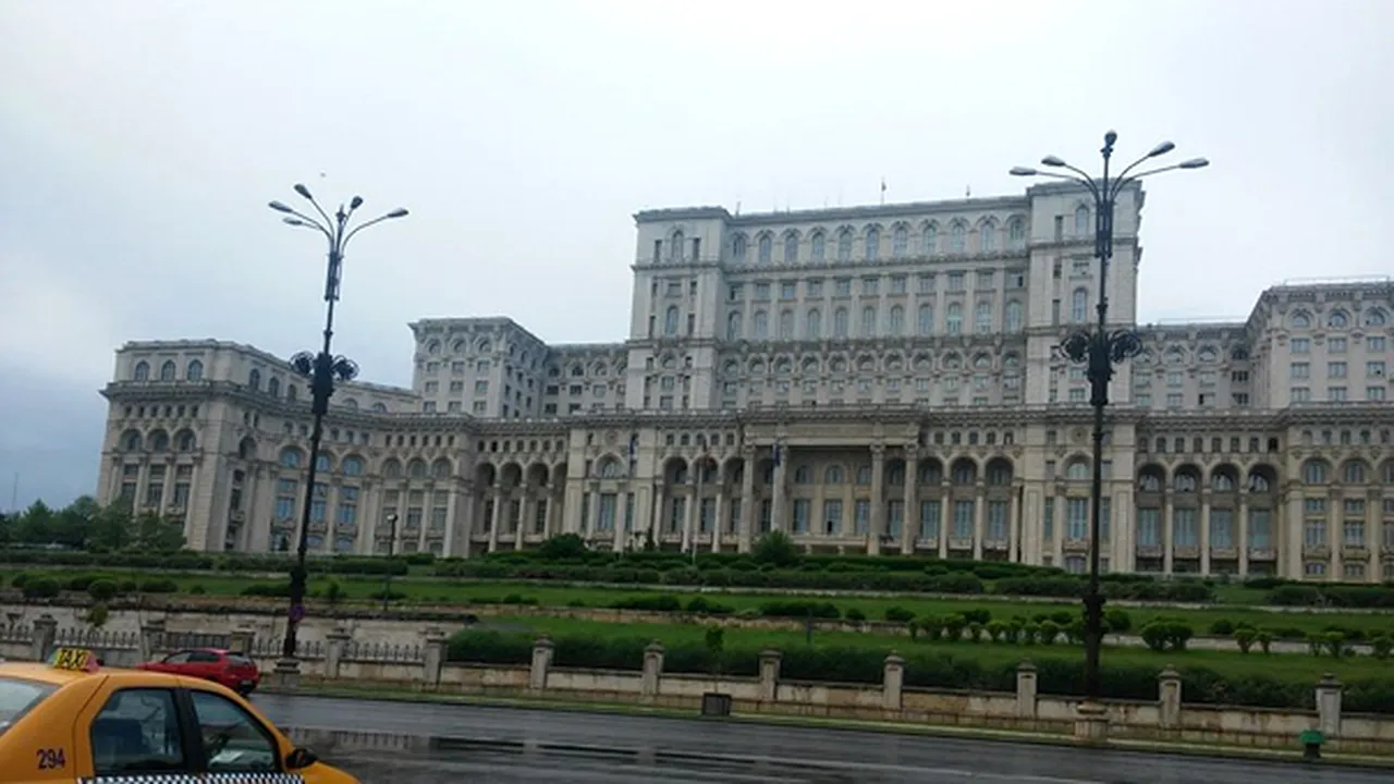 Taximetrişti nemulţumiţi de impozitarea bacşişului au protesat în faţa Guvernului şi Parlamentului