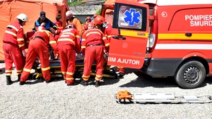 Doi adolescenţi, loviţi de o maşină pe trotuar în Caracal. Manevra făcută de şoferul care i-a accidentat
