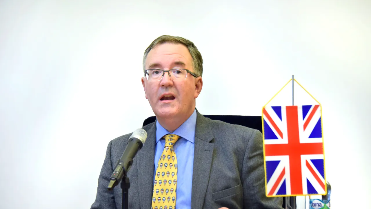 Britanicii susţin vaccinul românesc anti COVID-19. Discuţia dintre ambasadorul Andrew Noble şi directorul Oncogen Timişoara