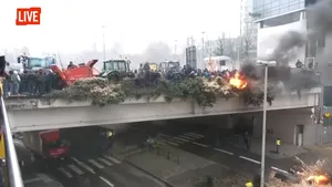 Protestul tractoarelor la Bruxelles, scene de gherilă urbană. Fermierii dau foc, forţează blocajele poliţiei şi asediază clădirile UE