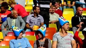 Pregătiri pentru lansarea candidaţilor USL: Gazonul de pe Arena Naţională a fost placat. În mijloc a răsărit o scenă de 400 de metri pătraţi şi sloganul 