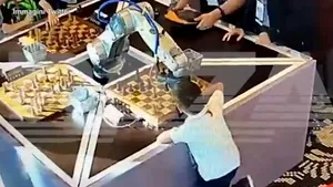 S-a întâmplat în Rusia: un robot i-a rupt degetul unui copil în timpul unui joc de şah

