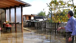 Bilanţul inundaţiilor din Argeş: 81 de gospodării inundate, 4.000 de oameni fără curent