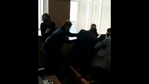 VIDEO Bătaie într-o şedinţă a Consiliului Municipal din Chişinău. Motivul din spatele scandalului din Republica Moldova