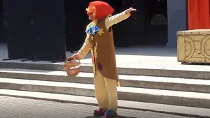 Cum arată teatrul în pandemie?  Luca are 3 ani şi poate merge la spectacol doar în aer liber, păstrând distanţa