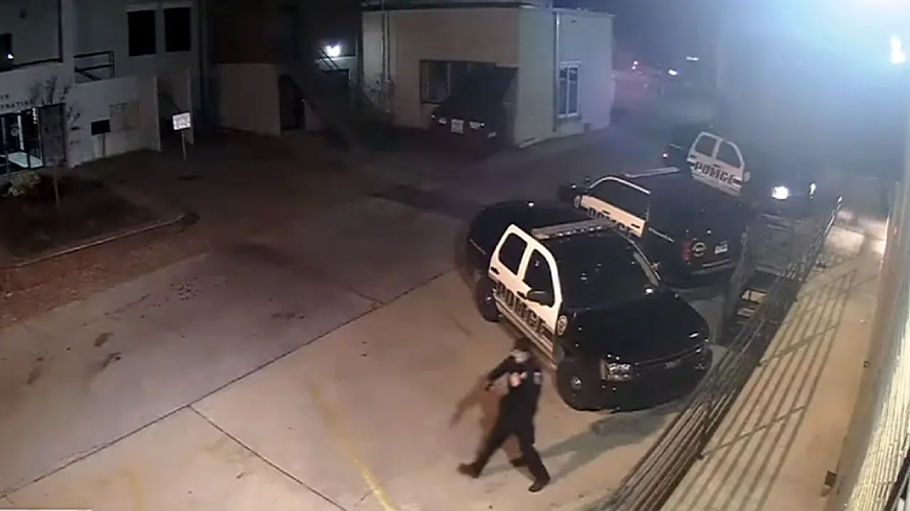 VIDEO. Momentul şocant în care un poliţist este „executat” în maşină cu zece focuri de armă