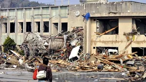 Supravieţuitorii seismului din Japonia, rămaşi fără curent şi apă, aşteaptă veşti de la autorităţi