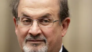 Rushdie nu regretă că a scris 
